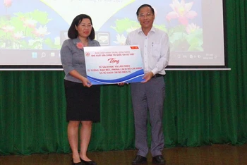Đồng chí Phạm Thị Thinh trao tặng tủ sách cho Trưởng ban Tuyên giáo Tỉnh ủy Đồng Nai Phạm Xuân Hà.