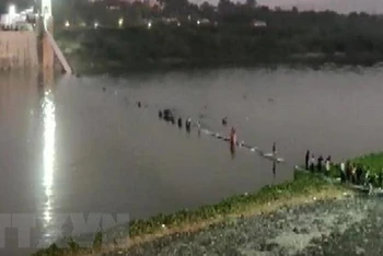 Hiện trường vụ sập cầu trên sông Machchhu ở Morbi, bang Gujarat, Ấn Độ, ngày 30/10/2022. (Ảnh: ANI/TTXVN)