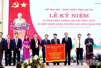 Đồng chí Phó Bí thư Thường trực Tỉnh ủy Lào Cai đã tặng Hội Văn học–Nghệ thuật tỉnh bức trướng nhân kỷ niệm 50 năm thành lập Hội.