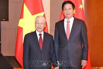Tổng Bí thư Nguyễn Phú Trọng hội kiến Chủ tịch Quốc hội Trung Quốc Lật Chiến Thư. (Ảnh: TTXVN)