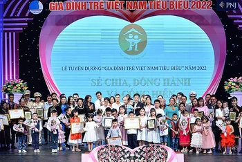 Đại diện lãnh đạo các bộ, ban, ngành cùng 21 “Gia đình trẻ Việt Nam tiêu biểu” năm 2022 tại buổi lễ.