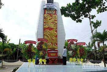 Đài tưởng niệm đồng bào tử nạn trong cơn bão Linda tại miền biển xã Khánh Hội, huyện U Minh, tỉnh Cà Mau.