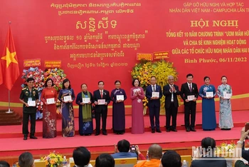 Trung ương Hội hữu nghị Việt Nam-Campuchia tặng Kỷ niệm chương vì tình hữu nghị Việt Nam-Campuchia cho các cá nhân.