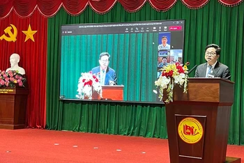 Đồng chí Đinh Hoàng Linh, Vụ trưởng Vụ Văn hóa Thông tin-Ủy ban Nhà nước về người Việt Nam ở nước ngoài (Bộ Ngoại giao) báo cáo tại Hội nghị.