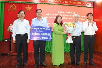 Lãnh đạo Ủy ban Trung ương Mặt trận Tổ quốc Việt Nam trao tặng 30 căn nhà đại đoàn kết cho hộ nghèo tỉnh Sóc Trăng. 