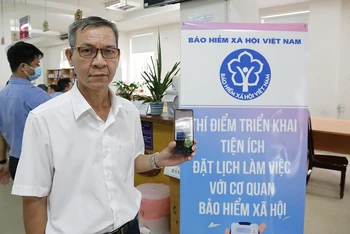 Ông Vũ Quốc Thúc (59 tuổi, quận Bình Thạnh, Thành phố Hồ Chí Minh) trải nghiệm tiện ích dịch vụ mới của ngành Bảo hiểm xã hội Việt Nam.