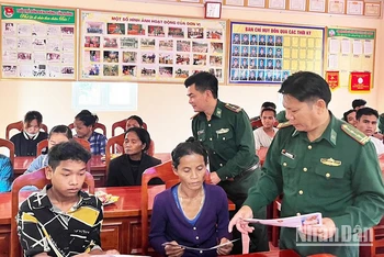 Cán bộ, chiến sĩ Đồn Biên phòng Cồn Roàng tuyên truyền pháp luật cho đồng bào ở xã biên giới Thượng Trạch, huyện Bố Trạch.
