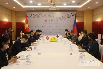 Cuộc gặp song phương giữa Bộ trưởng Ngoại giao Việt Nam và Philippines tại Phnom Penh, ngày 9/11. 