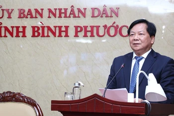 Phó Chủ tịch Ủy ban nhân dân tỉnh Bình Phước Trần Văn Mi phát biểu ý kiến tại hội nghị.