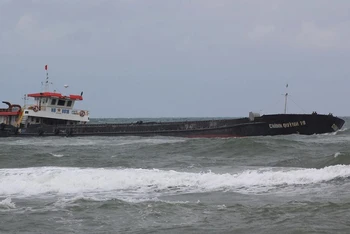 Tàu hàng mắc cạn cách bờ biển xã Gio Hải, huyện Gio Linh khoảng 200m đang được lực lượng chức năng cứu hộ.