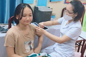 Học sinh dưới 12 tuổi ở xã Tân Phong (huyện Vũ Thư, tỉnh Thái Bình) được tiêm vaccine phòng Covid-19.