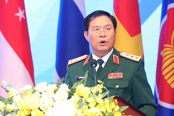 Thượng tướng Nguyễn Tân Cương phát biểu chào mừng tại hội nghị.