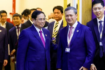 Thủ tướng Phạm Minh Chính và Đại tướng Hun Manet, Phó Tổng Tư lệnh kiêm Tư lệnh Lục quân, Quân đội Hoàng gia Campuchia. (Ảnh: NHẬT BẮC)