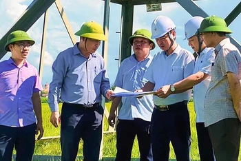 Đại diện lãnh đạo huyện Thạch Hà cùng Ban Quản lý dự án Thăng Long kiểm tra hiện trạng khu vực triển khai dự án đường cao tốc bắc-nam. 