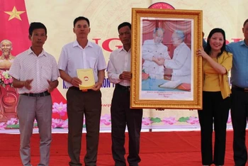 Tỉnh ủy, HĐND, UBND, Mặt trận Tổ quốc tỉnh Thanh Hóa tặng bức ảnh Bác Hồ và Bác Tôn đang nắm chặt tay nhau cho khu dân cư thôn Thượng Đình 2.