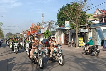 Công an huyện Trảng Bom tổ chức diễu hành trên một số tuyến đường.