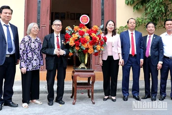 Phó Chủ tịch nước Võ Thị Ánh Xuân tặng hoa Anh hùng Lao động, Nhà giáo Nhân dân Nguyễn Đức Thìn.