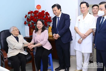 Phó Chủ tịch nước Võ Thị Ánh Xuân thăm nguyên Phó Chủ tịch nước, nguyên Bộ trưởng Giáo dục và Đào tạo Nguyễn Thị Bình. 