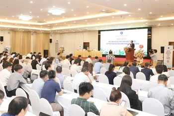 Thứ trưởng Y tế Trần Văn Thuấn phát biểu ý kiến tại hội thảo.