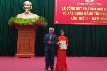 Phó Bí thư Thường trực Tỉnh ủy Kon Tum A Pớt trao giải A duy nhất cho tác giả Hoài Tiến.
