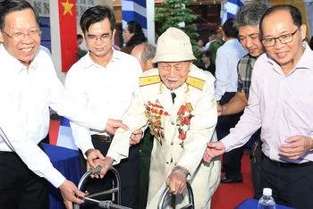 Đồng chí Phan Văn Mãi, Chủ tịch UBND Thành phố Hồ Chí Minh gặp gỡ đại biểu là lão thành cách mạng.