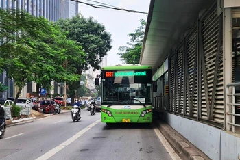 Buýt nhanh vận hành trên tuyến đường Lê Văn Lương. (Ảnh: Công Nhất)