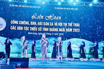 Gần 300 nghệ nhân, diễn viên mang đến nhiều tiết mục độc đáo của các huyện miền núi tỉnh Quảng Ngãi.