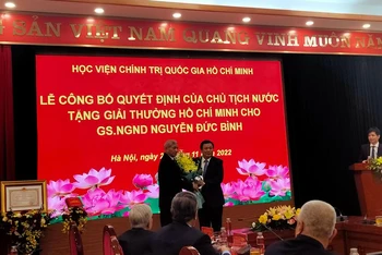 Đồng chí Nguyễn Xuân Thắng phát biểu tại buổi lễ và tặng hoa chúc mừng đại diện gia đình cố Giáo sư, Nhà giáo Nhân dân Nguyễn Đức Bình .