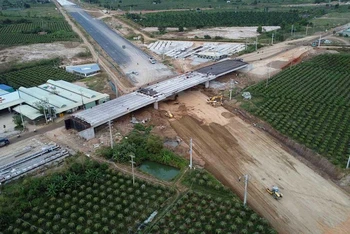 Thi công cầu vượt tuyến đường quốc lộ 1A-Mỹ Thạnh, huyện Hàm Thuận Nam (Bình Thuận) giao với cao tốc bắc-nam tại điểm cuối gói thầu XL-04 đoạn Vĩnh Hảo-Phan Thiết.