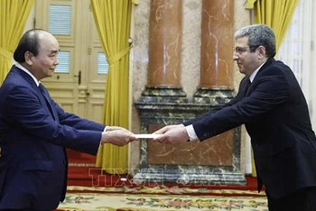Chủ tịch nước Nguyễn Xuân Phúc tiếp nhận Quốc thư của Đại sứ Azerbaijan Shovgi Kamal Oglu Mehdizade. (Ảnh: TTXVN)