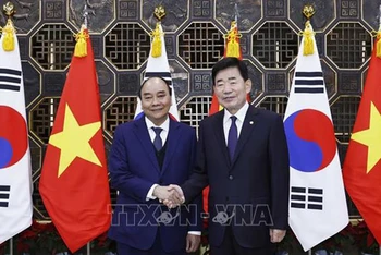 Chủ tịch nước Nguyễn Xuân Phúc hội kiến Chủ tịch Quốc hội Hàn Quốc Kim Jin Pyo. (Ảnh: TTXVN)