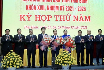 Đồng chí Vũ Ngọc Trì (thứ 5 từ phải qua) được bầu giữ chức Phó Chủ tịch Hội đồng nhân dân tỉnh khóa 17, nhiệm kỳ 2021-2026.