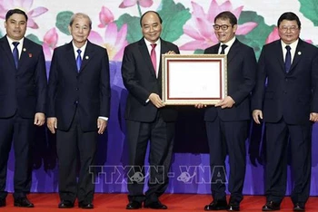 Chủ tịch nước Nguyễn Xuân Phúc trao tặng Huân chương Lao động hạng Nhất cho Công ty Cổ phần Tập đoàn Trường Hải. (Ảnh: TTXVN)