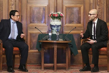 Thủ tướng Phạm Minh Chính gặp Tiến sĩ Marcin Czepelak, Tổng Thư ký Tòa Trọng tài thường trực. (Ảnh: TTXVN)