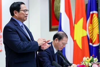 Thủ tướng Phạm Minh Chính gặp gỡ, nói chuyện với cán bộ, nhân viên Đại sứ quán Việt Nam, bà con cộng đồng người Việt Nam tại Hà Lan.