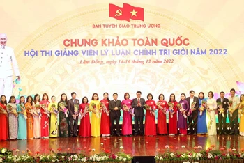 Lãnh đạo Ban Tuyên giáo Trung ương và tỉnh Lâm Đồng tặng hoa cho 38 thí sinh dự thi.