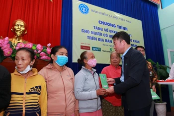 Tổng Giám đốc Nguyễn Thế Mạnh trao sổ bảo hiểm xã hội cho người dân khó khăn tại huyện Đại Lộc (Quảng Nam).