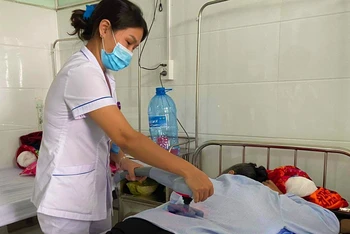 Điều trị cho người bệnh tại Bệnh viện y dược học cổ truyền Quảng Bình.