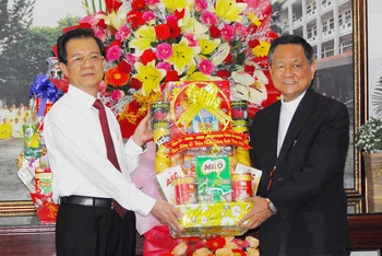 Bí thư Tỉnh ủy An Giang Lê Hồng Quang tặng quà tại Tòa Giám mục Giáo phận Long Xuyên.
