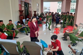 Phó Chủ tịch UBND tỉnh Vĩnh Long Nguyễn Thị Quyên Thanh hỏi thăm sức khỏe người hiến máu sáng 22/12. 
