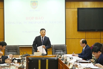 Chánh Văn phòng, người phát ngôn Bộ Tư pháp Nguyễn Quốc Hoàn chủ trì họp báo.