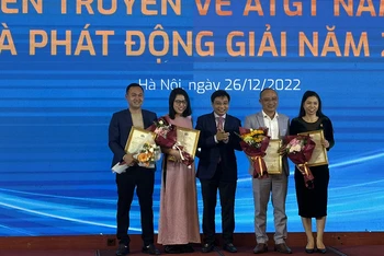 Bộ trưởng Giao thông vận tải Nguyễn Văn Thắng trao giải Nhất cho các tác giả đoạt giải.