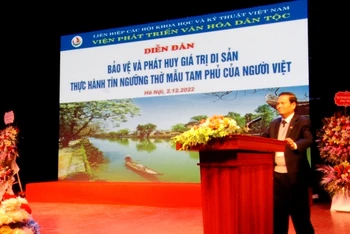 Tiến sĩ Lê Doãn Hợp, Chủ tịch HĐQL Viện Phát triển văn hóa dân tộc phát biểu tại diễn đàn.