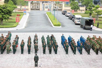 Các lực lượng tham gia cơ động hành, trú quân dã ngoại về xã Song Phụng, huyện Long Phú.