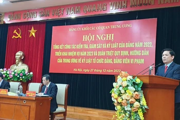 Đồng chí Nguyễn Văn Thể, Ủy viên Trung ương Đảng, Bí thư Đảng ủy Khối phát biểu kết luận hội nghị.