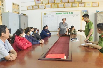 Các đối tượng tham gia đường dây đánh bạc do Lê Ngọc Triệu cầm đầu tại Công an huyện Cư Kuin.