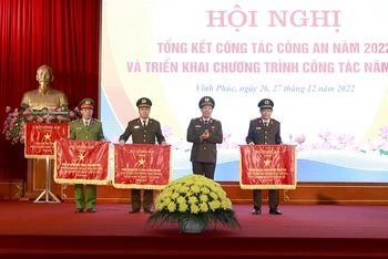 Thứ trưởng Công an Lê Văn Tuyến trao Bằng khen của Thủ tướng Chính phủ tặng các tập thể có thành tích xuất sắc.