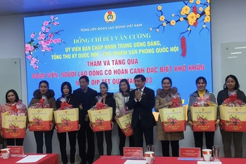 Tổng thư ký Quốc hội Bùi Văn Cường trao quà Tết tặng công nhân lao động Hải Dương.
