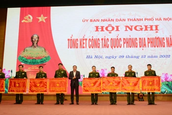 Lãnh đạo thành phố trao Bằng khen tặng các tập thể có thành tích trong công tác diễn tập khu vực phòng thủ.