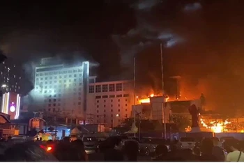 Vụ hỏa hoạn tại Casino Grand Diamond xảy ra vào đêm 28/12 (Ảnh: cpp.org.kh)